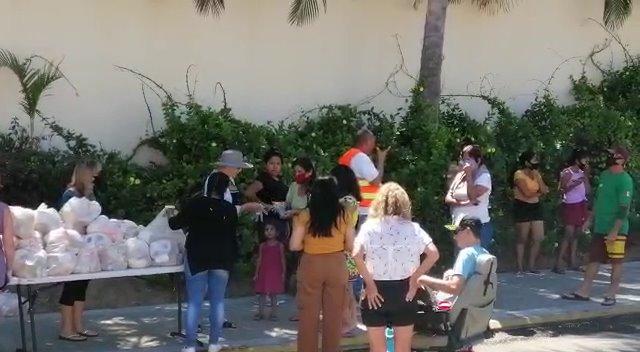 Extranjeros solidarios reparten despensas a vecinos de El Anclote (Nayarit)