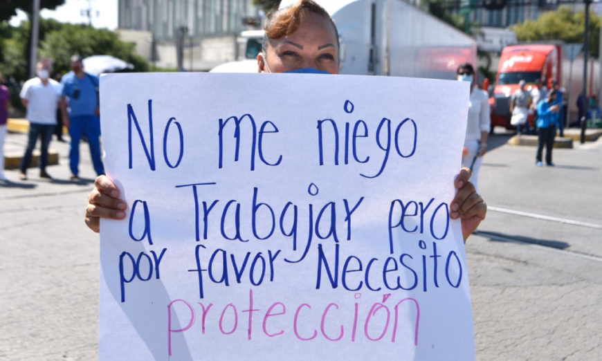 Bloquean Calzada Vallejo por falta de insumos en el Hospital La Raza (Ciudad de México)