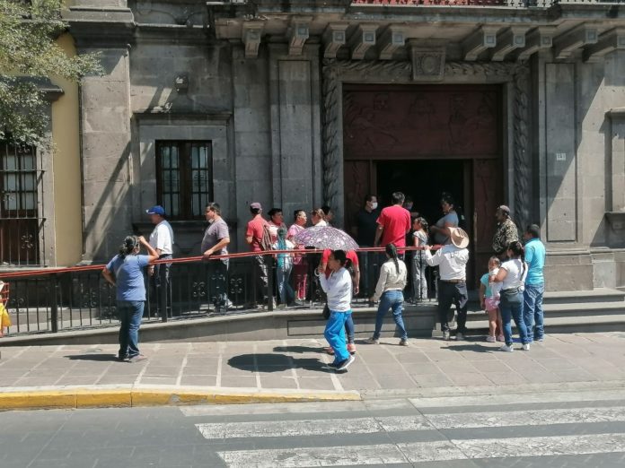 Colonos de Lomas del Centinela se manifestaron afuera del ayuntamiento de Zapopan (Jalisco)