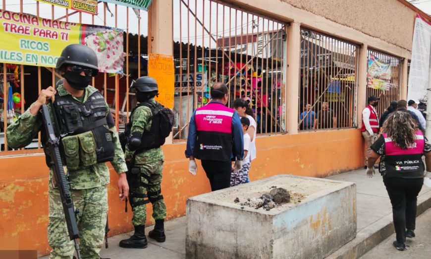 Guardia Nacional y policía municipal cierran negocios “no esenciales” en Neza (Estado de México)