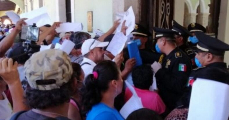 Cierre del programa “Seguro de Desempleo” provoca aglomeración y reclamos de yucatecos en Mérida