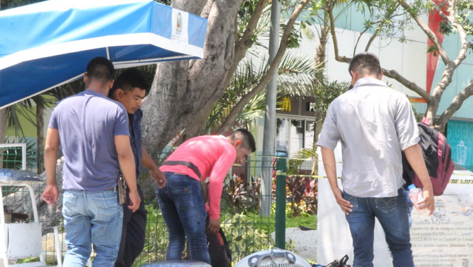 “Quieren que estemos encerrados, pero no tenemos qué comer”: Sacan a albañiles del parque El Crucero de Cancún