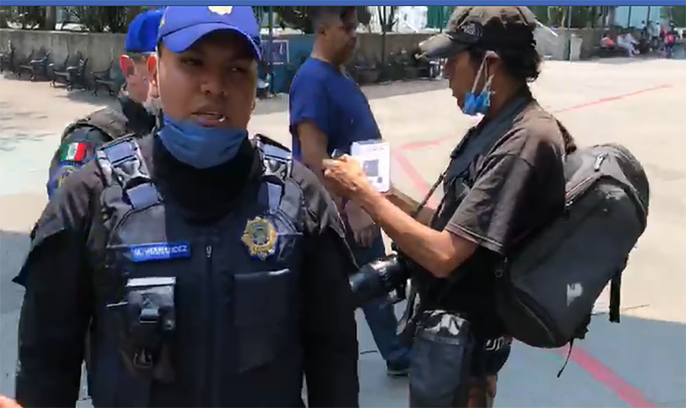 POLICÍAS AGREDEN A PERIODISTAS QUE DOCUMENTABAN AFUERA DEL HOSPITAL LA RAZA (Ciudad de México)