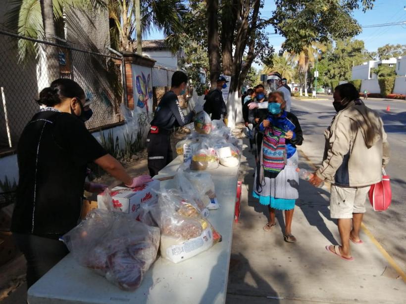 Vecinos del fraccionamiento Las Moras entregan despensas (Jalisco)