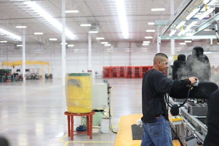 EN AGUASCALIENTES, TRABAJADORES DEL RAMO AUTOMOTRIZ NO RECIBEN EL 100% DE SUS SALARIOS