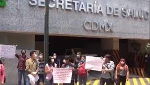 Protestan médicos residentes de Sedesa por falta de pago (Ciudad de México)