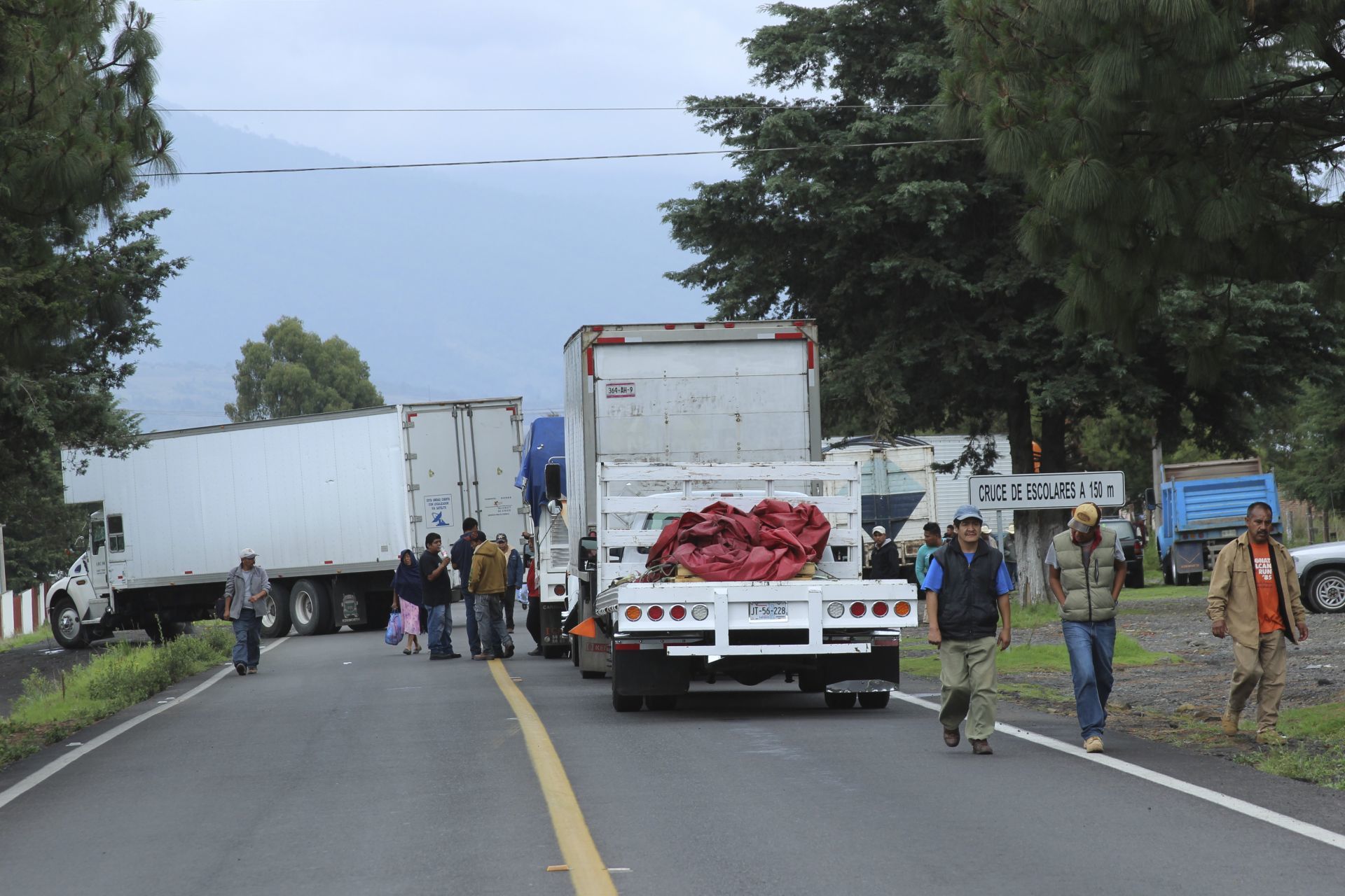Comuneros bloquean carretera federal de Michoacán en apoyo a normalistas baleados