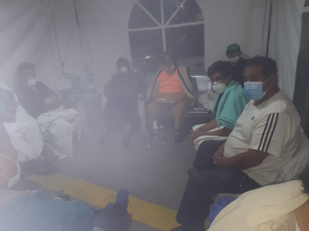 Pacientes sospechosos de COVID duermen en sillas y colchonetas: así la saturación en Hospital de Iztacalco (Ciudad de México)