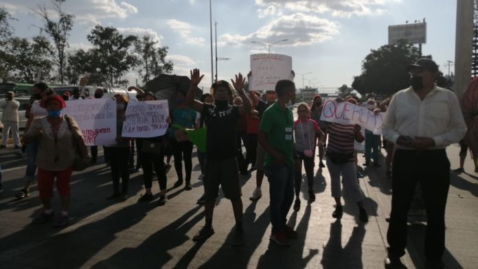 Vecinos de Lomas del Centinela cierran periférico por falta de agua (Jalisco)