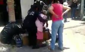 POLICÍAS FORCEJEAN CON ANCIANA QUE NO USABA CUBREBOCAS EN QUERÉTARO