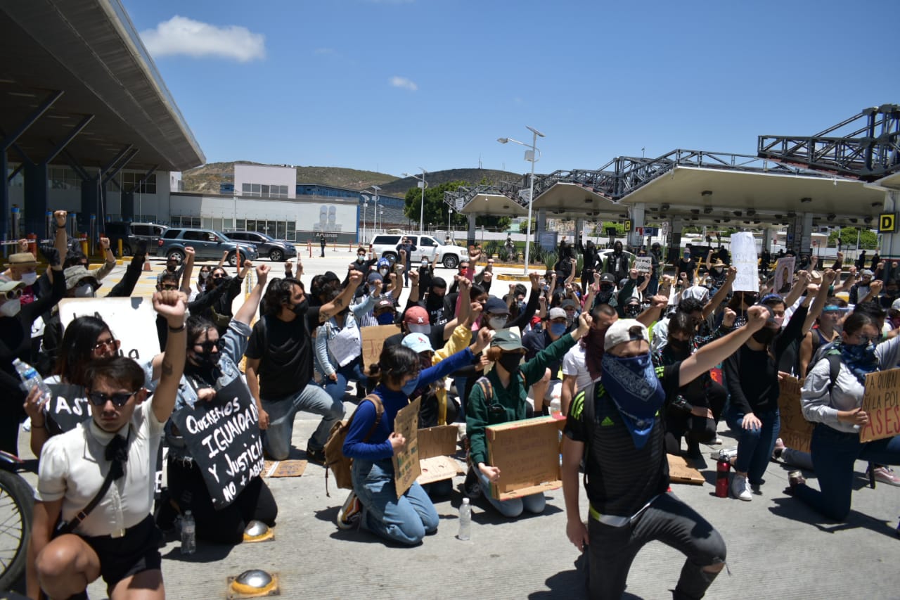 Consignas y grafiti contra abusos policíacos; jóvenes marchan en Tijuana (Baja California)