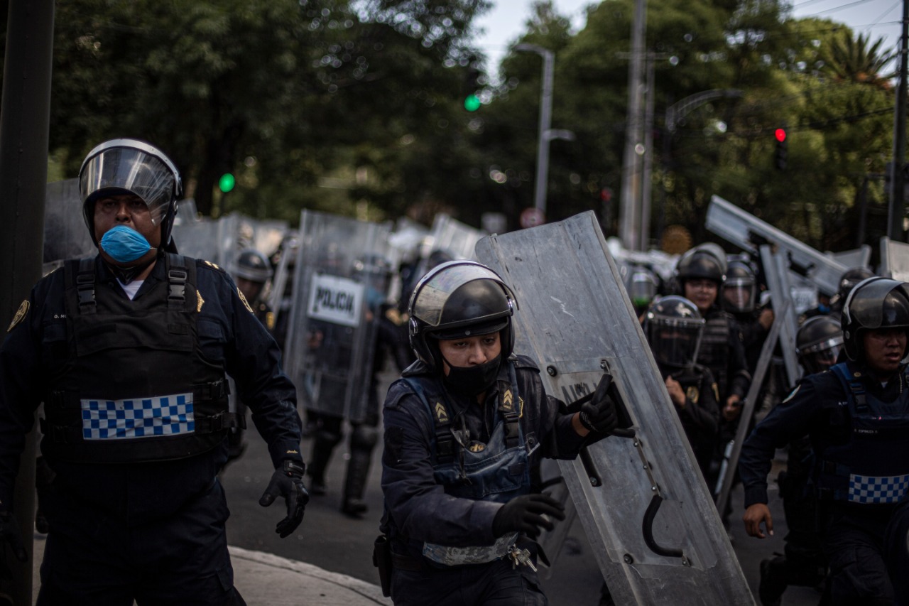 Abuso policial contra adolescente en protesta de CDMX; detienen a dos policías