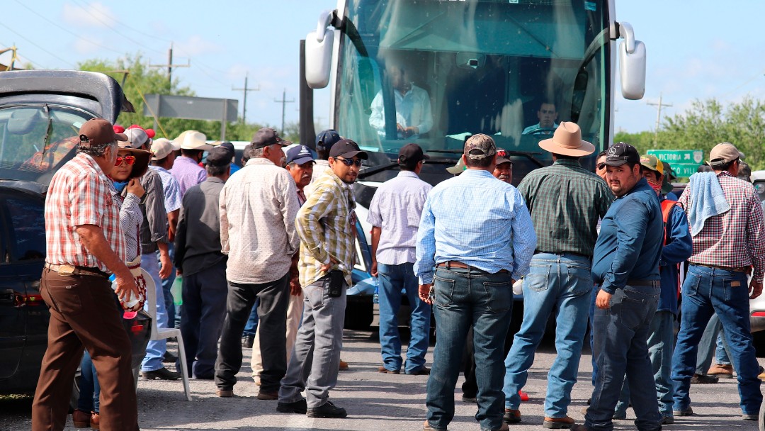 Campesinos bloquean carreteras de Tamaulipas para exigir pagos justos