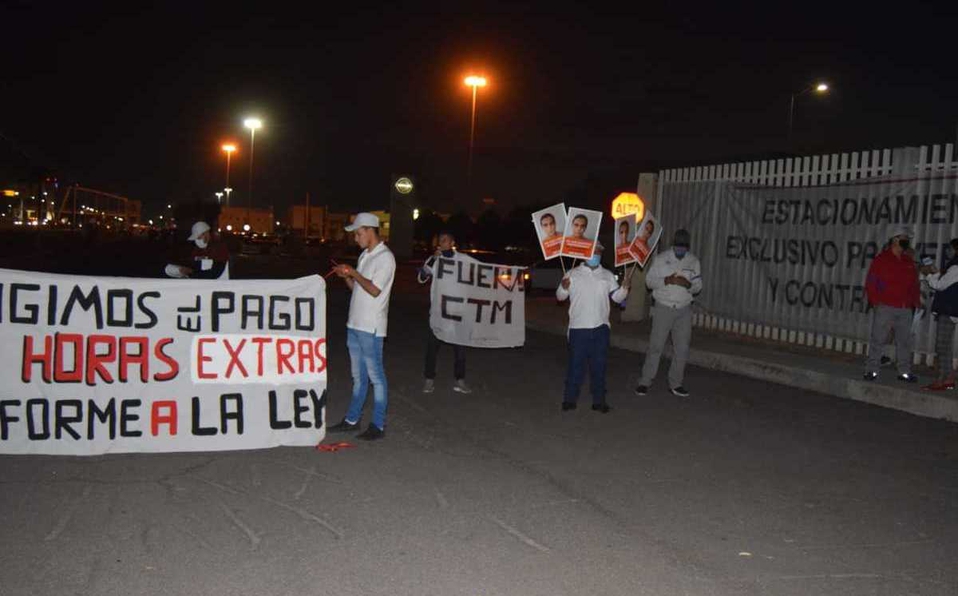 Trabajadores y ex empleados protestan en planta de Nissan, en Aguascalientes