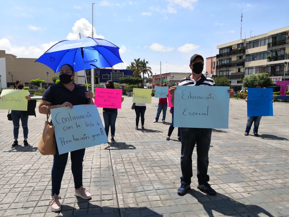 Maestros se manifiestan por plazas frente a Palacio de Gobierno (Nayarit)