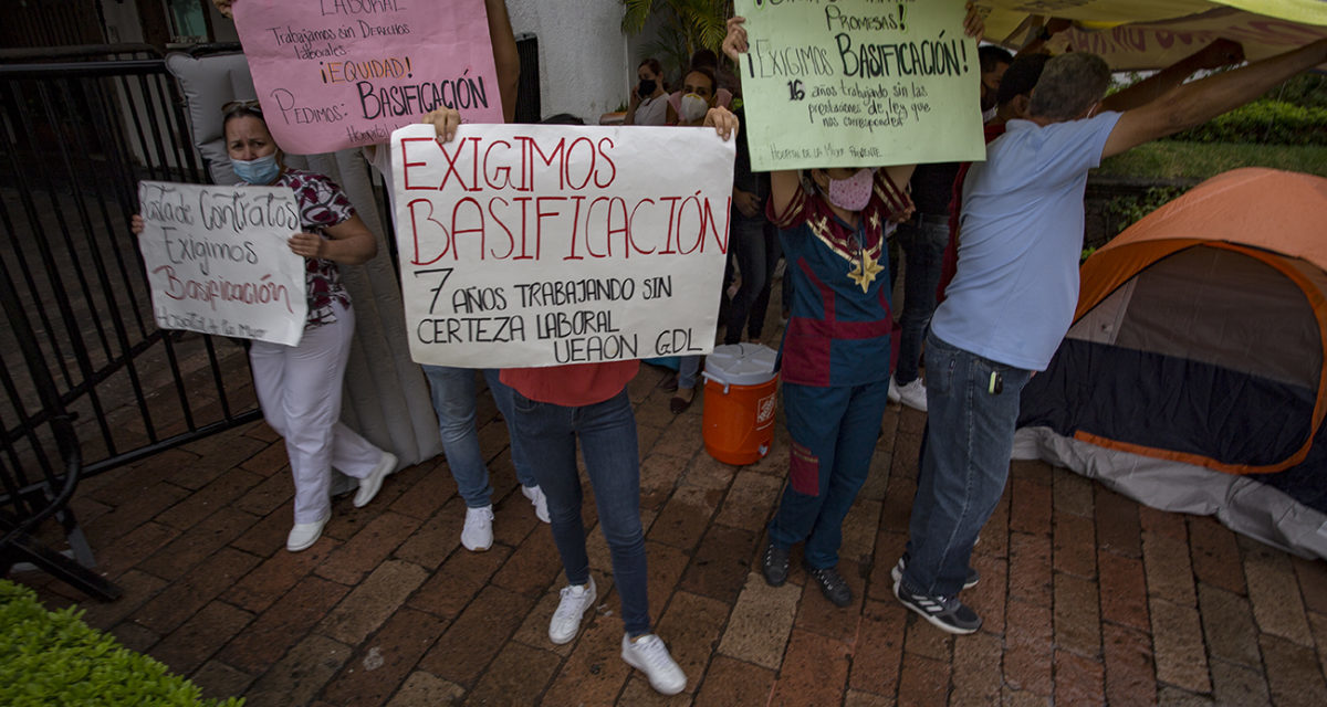 Enfermeras instalan plantón en casa Jalisco, exigen seguridad laboral