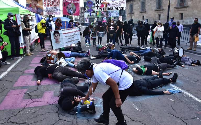 Familiares de desaparecidos protestan frente a Palacio Nacional