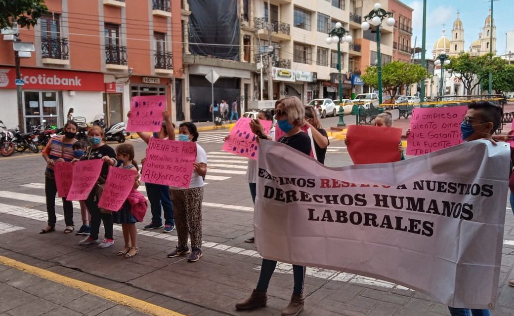 “Exigimos que nos paguen nuestro salario” trabajadoras de maquila André Badi se manifiestan afuera de la presidencia municipal de Tepatitlán (Jalisco)