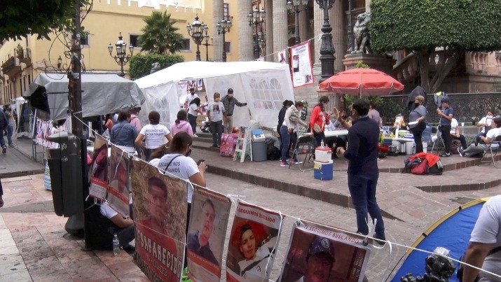 Colectivos de familiares de personas desaparecidas instalan un plantón en el centro de Guanajuato capital.