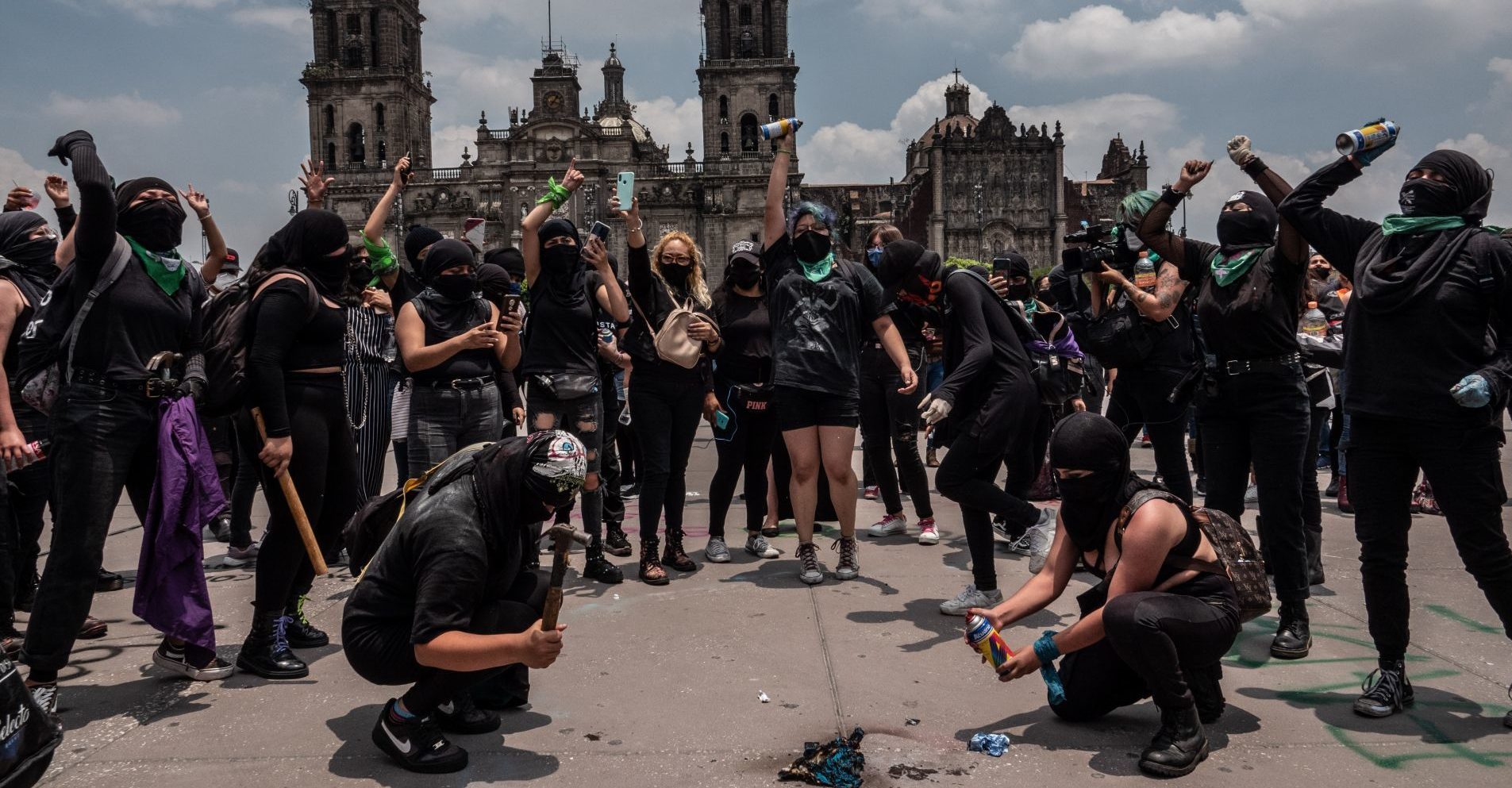 Mujeres marcharon en CDMX para exigir despenalización del aborto; colectivas acusan abuso policial
