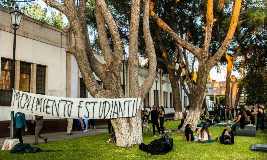 Alumnos de la UAdeC protestan por alza de cuotas en plena pandemia (Coahuila)