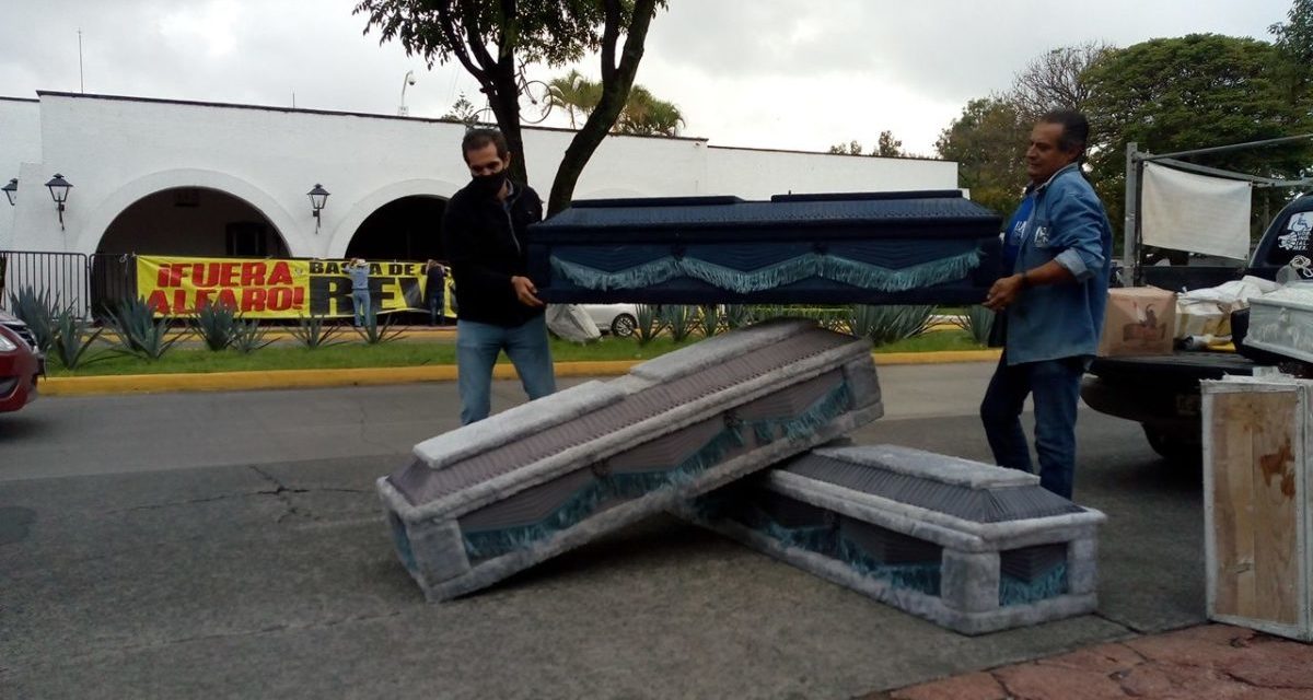 Protestan frente a casa Jalisco por la falta de acciones para el saneamiento del río Santiago y la atención a los enfermos por la contaminación