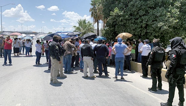 Bloquean carretera por falta de agua en Torreón (Coahuila)