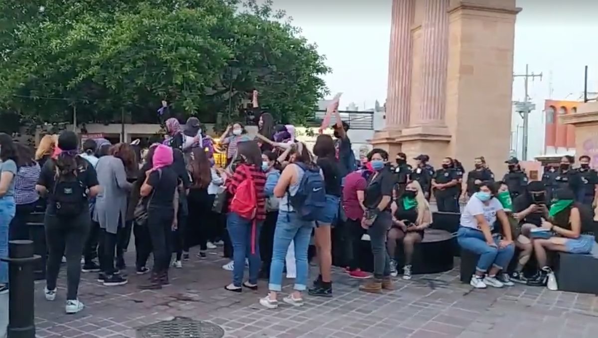 Policías de León reprimen protesta por acoso sexual de los mismos agentes (Guanajuato)