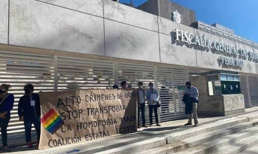 Integrantes de la comunidad LGBT protestan por asesinato de transgénero en Veracruz