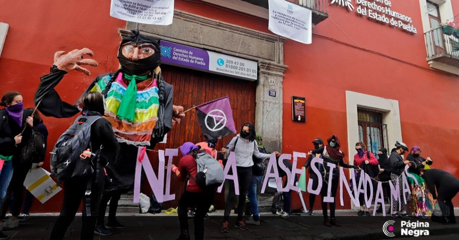 Feministas realizan el cierre simbólico de la CDH en Puebla