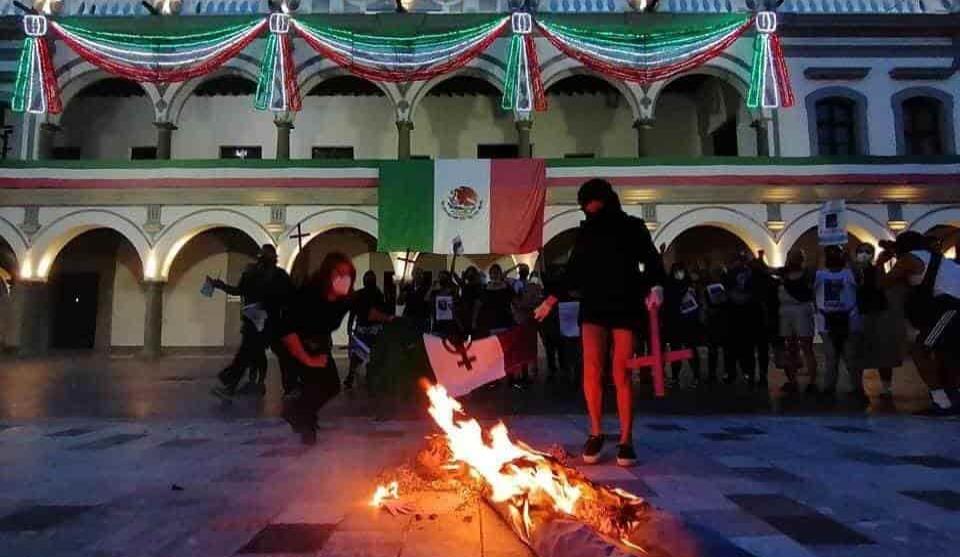 Feministas realizan el “antigrita” en el Zócalo de Veracruz