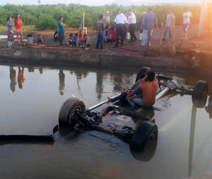 Camioneta con trabajadores del campo cae a un canal; murió niño de 5 años, otro está desaparecido (Colima)