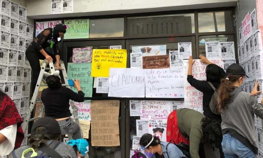 Feministas toman instalaciones de la CNDH y de comisión estatal en Guerrero