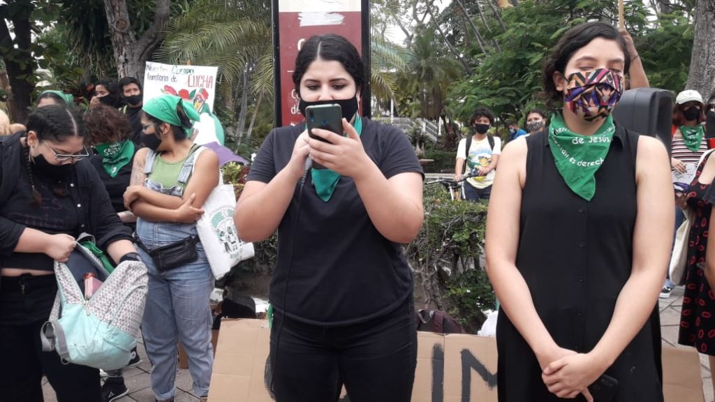 Se manifiestan colectivos feministas colimenses en pro del aborto (Colima)