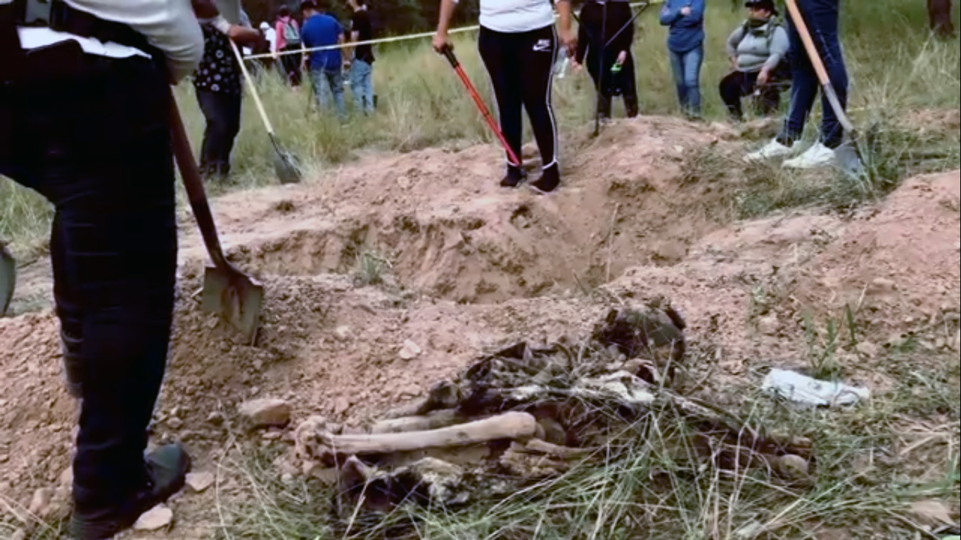 La lucha de las madres buscadoras de Sonora; con picos y palas han localizado los restos de 200 personas
