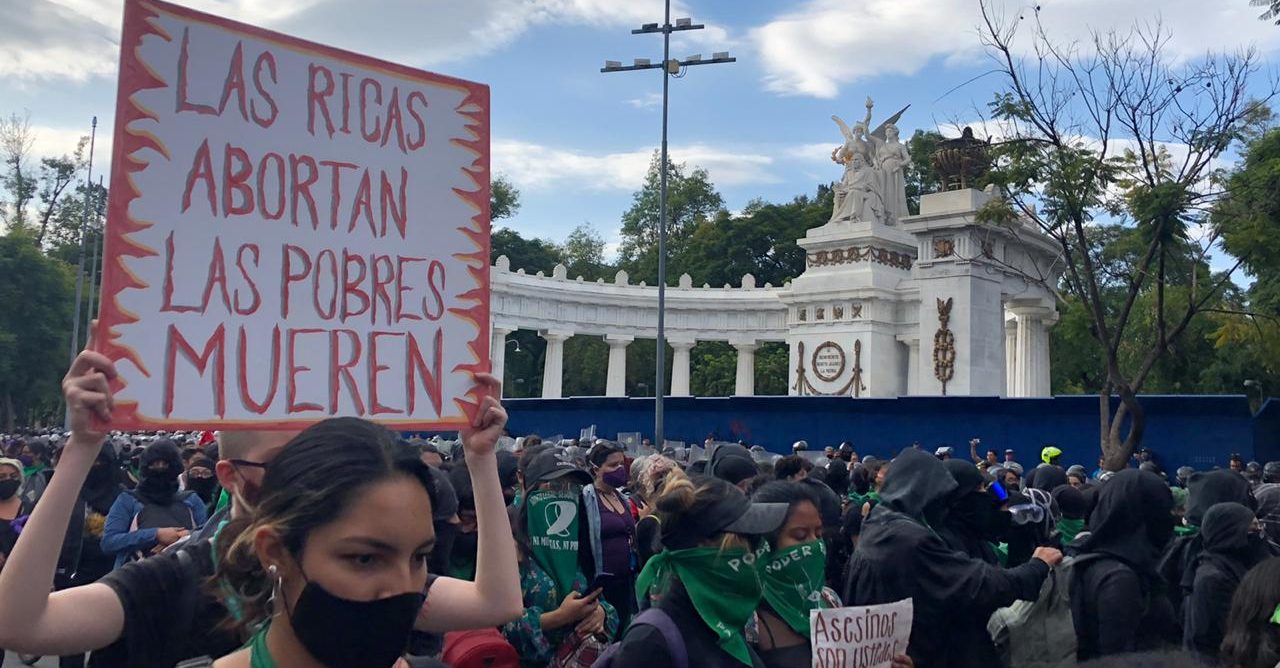 Descalificaciones, represión, violencia: así fue la jornada por la despenalización del aborto en la CDMX