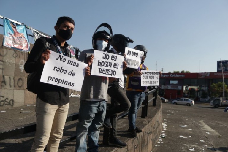 “Si le cobras al cliente lo justo, ¿Por qué no me pagas lo justo?”: protesta de repartidores de plataformas digitales de entrega de alimentos (Jalisco)