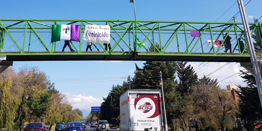 Colectivos protestan colgando mantas en Toluca ante el aumento de femenicidios (Estado de México)
