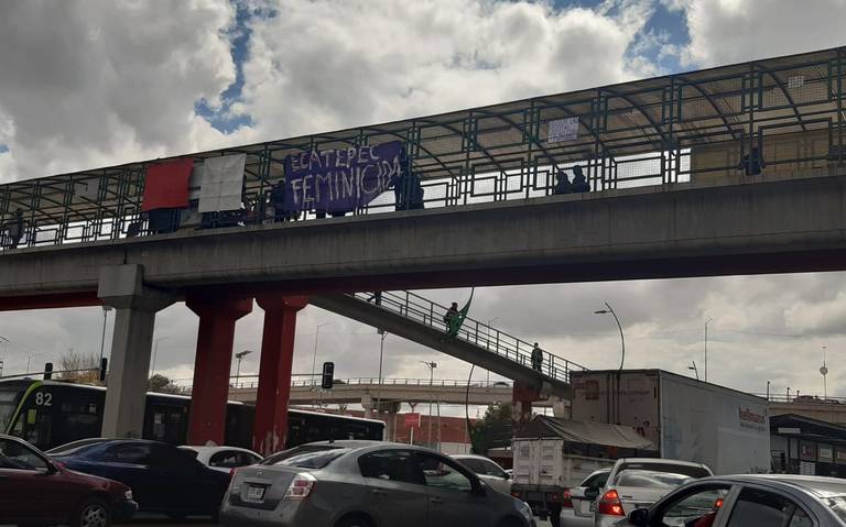 Feministas toman simbólicamente puentes peatonales en Ecatepec y Coacalco (Estado de México)