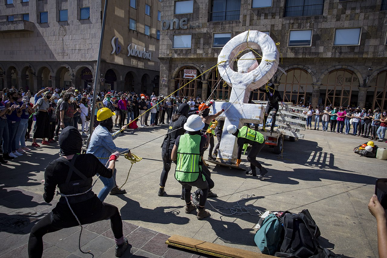 Feministas instalan Anti-Monumenta “No más feminicidios” frente a Palacio de Gobierno en Jalisco