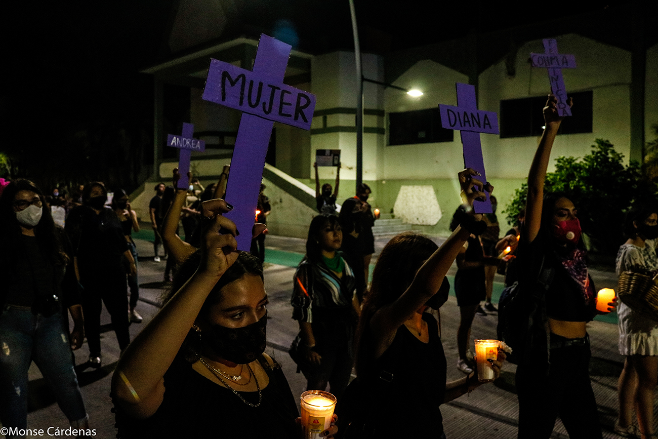 Catrinas marchan contra los feminicidios en Colima