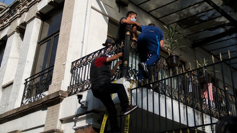 Padres de víctimas de la Guardería ABC saltaron las rejas de SEGOB tras no ser atendidos por Encinas (Ciudad de México)