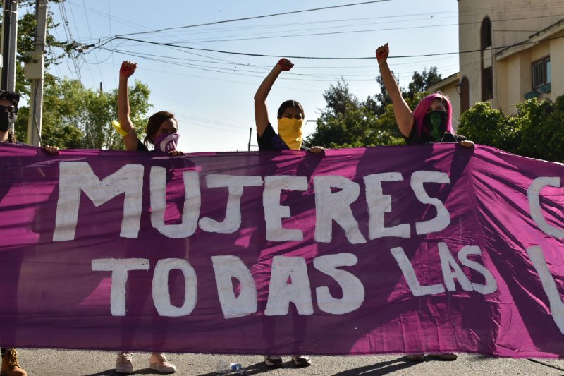 “Si tocan a una respondemos todas”: Protestan feministas frente al Centro de Justicia para las Mujeres de Jalisco
