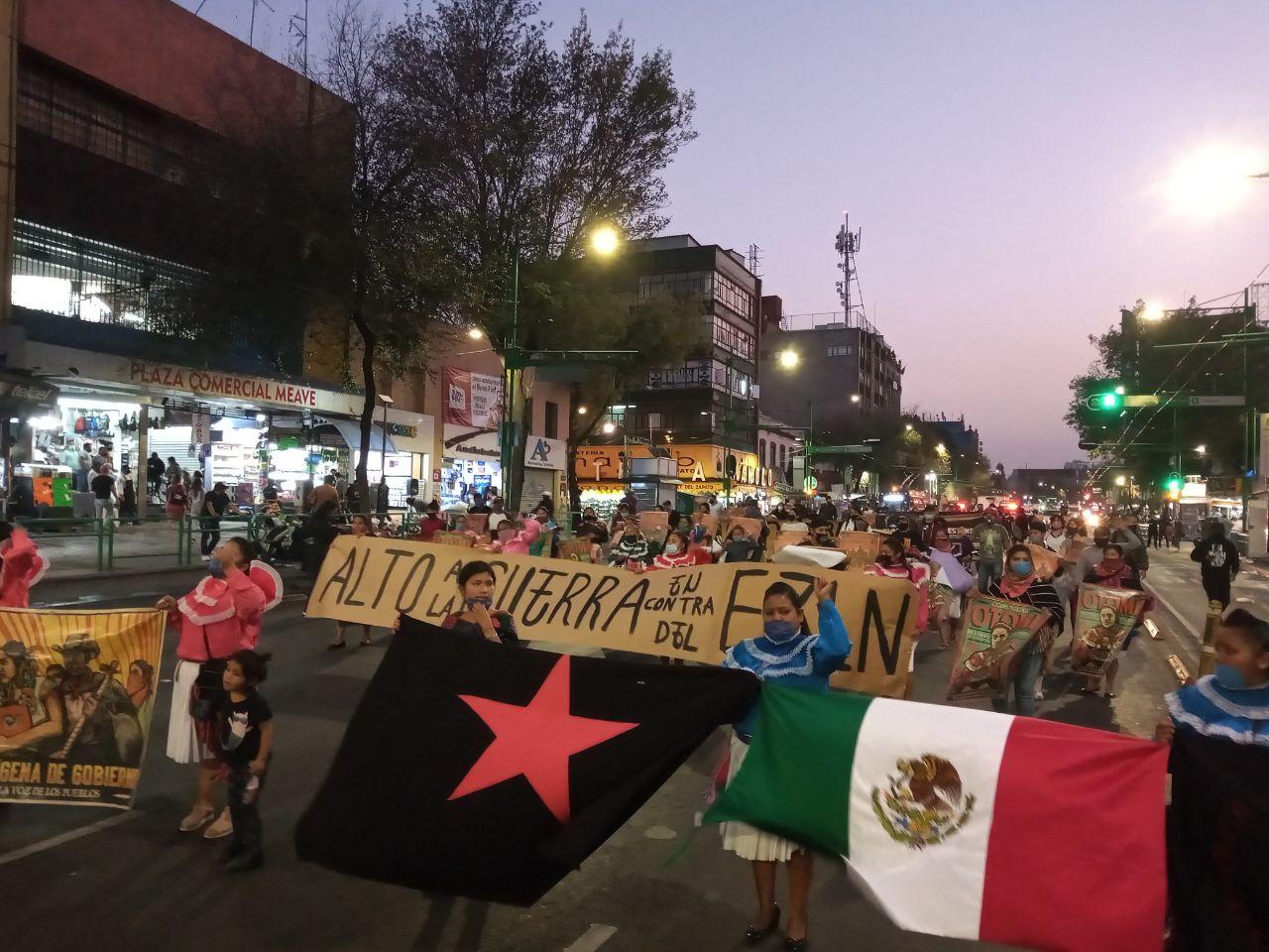 Marchan en la Ciudad de México para denunciar la guerra del mal gobierno y las agresiones paramilitares contra las comunidades zapatistas