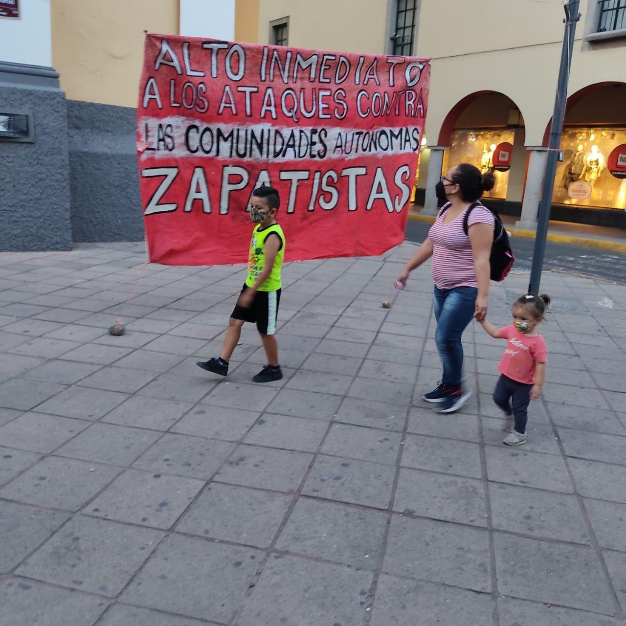 Acción en Colima en repudio a los ataques paramilitares contra comunidades zapatistas