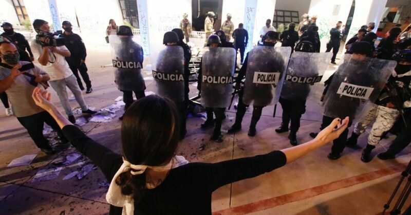Mujeres detenidas en protesta en Cancún denuncian agresión sexual de policías