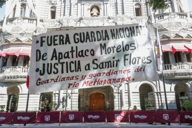 Protestan en el zócalo de Puebla por desalojo de plantón en Morelos