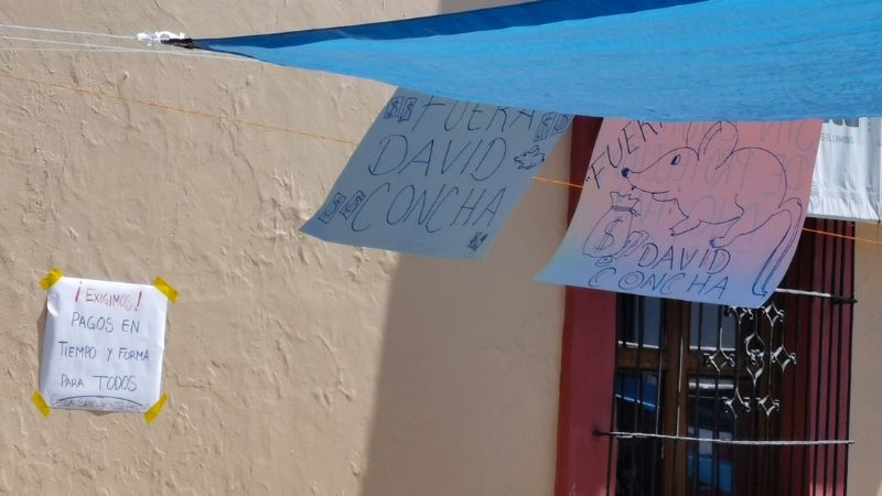 Con toma de oficinas, trabajadores de salud en Oaxaca exigen la renuncia de David Concha Suárez