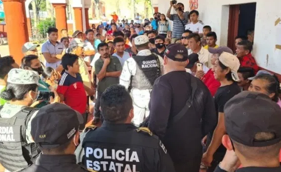 Para exigir apoyos, habitantes encarcelan a regidor de Valladolid, como medida de presión