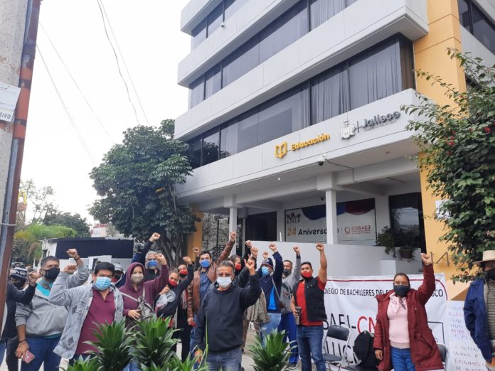 Maestros toman oficinas centrales del Colegio de Bachilleres (Jalisco)